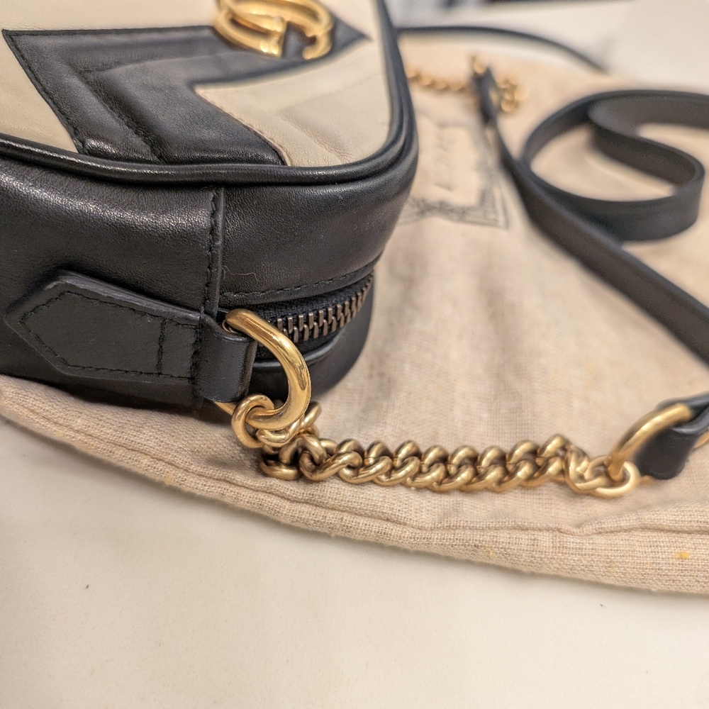 $950 DIRECT RARE Gucci Blk & Cream chevron leather camera bag! Exc condition π€ - Picture 6 of 15